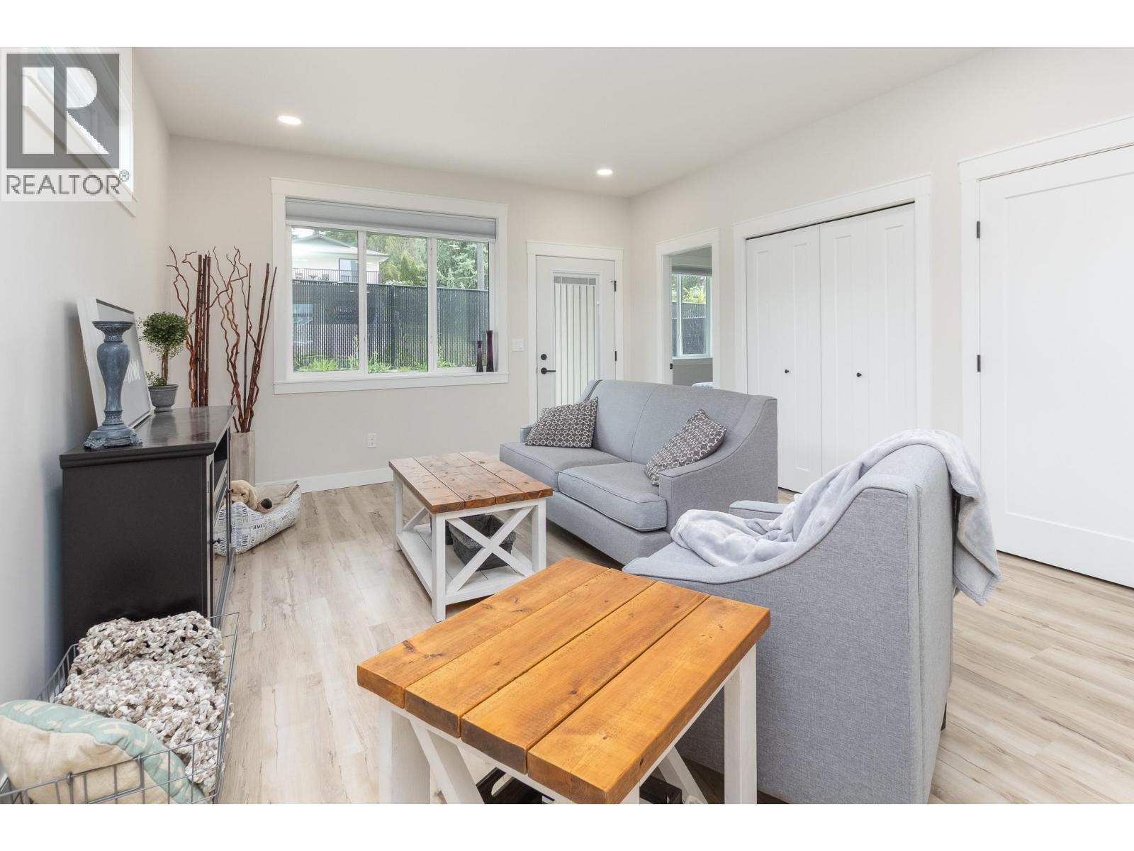2374 6 Avenue SE - 11
