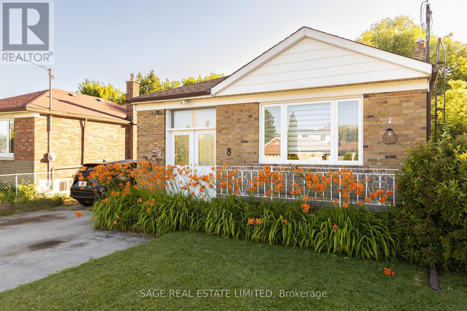 8 LOMBARDY CRESCENT - 28
