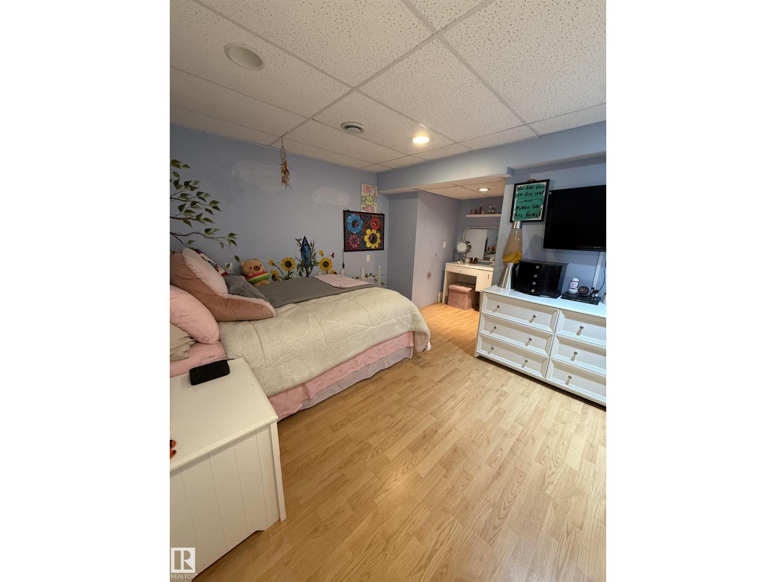 4118 46 ST - 35