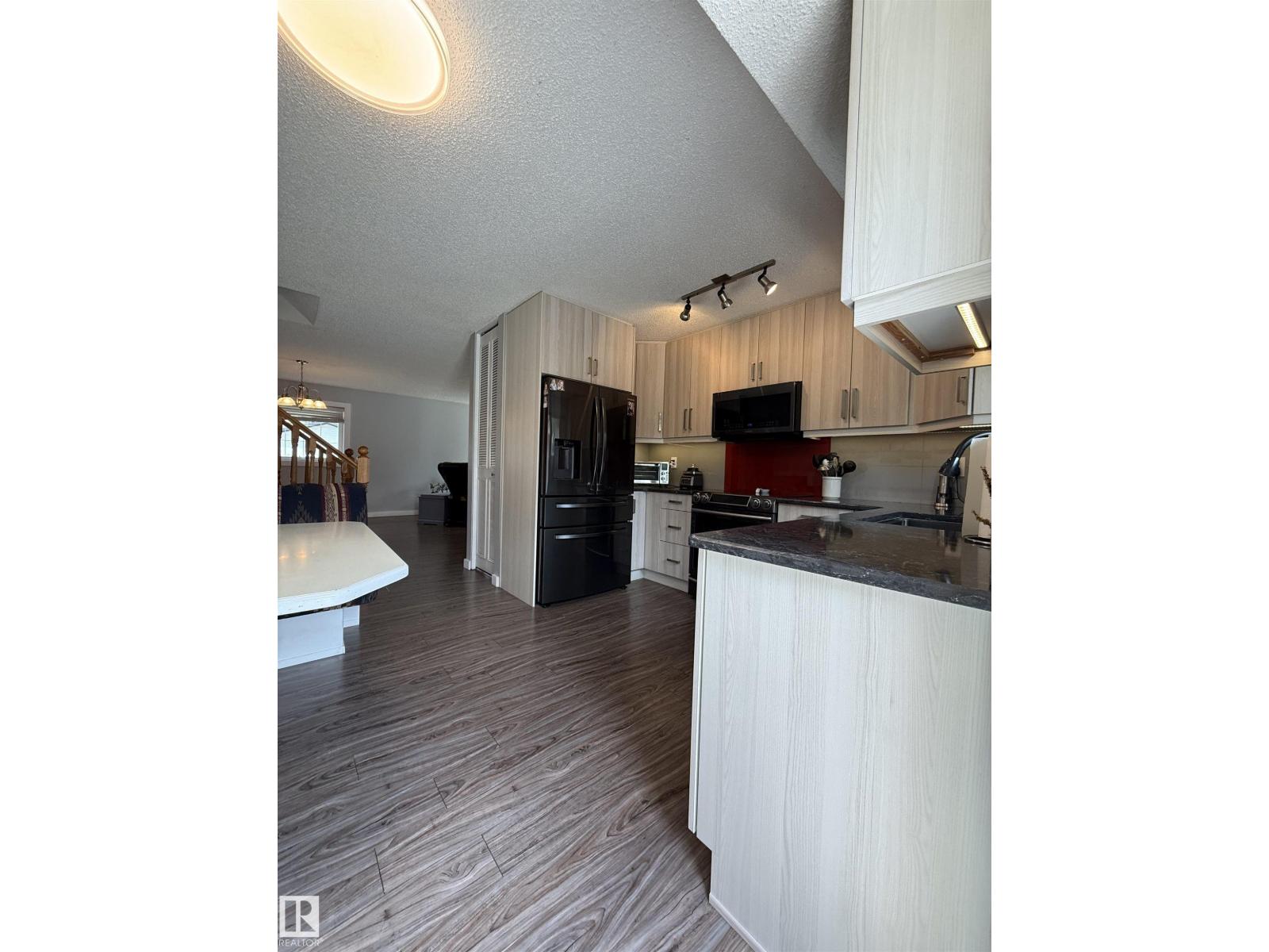 4118 46 ST - 62