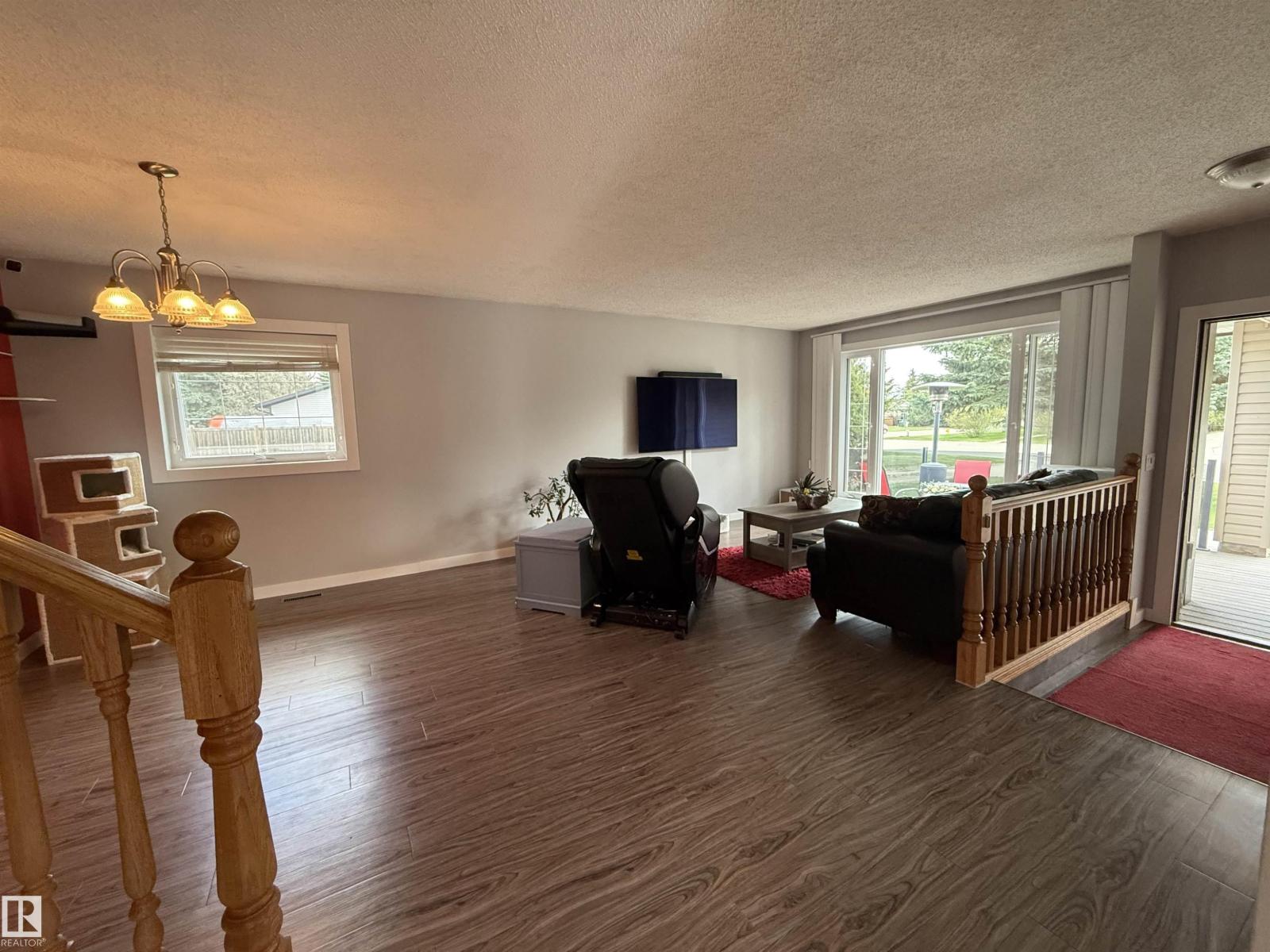4118 46 ST - 54