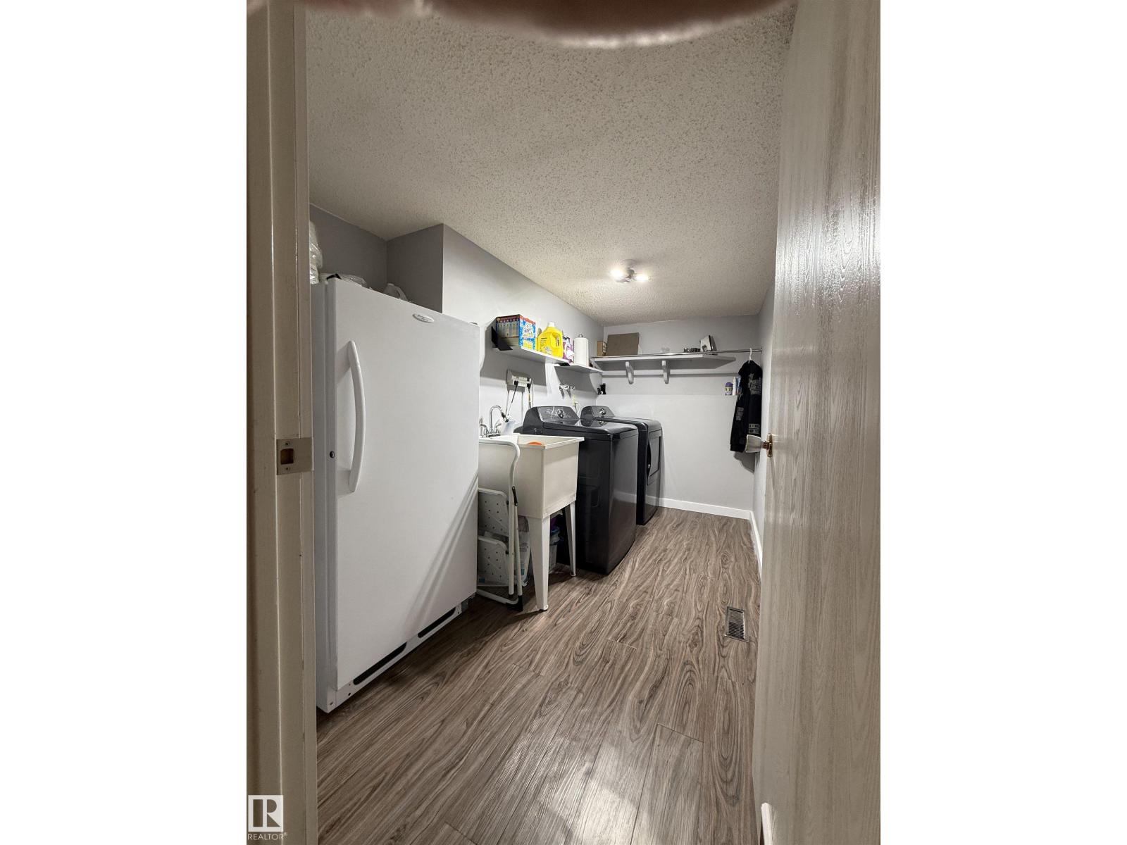 4118 46 ST — photo 45