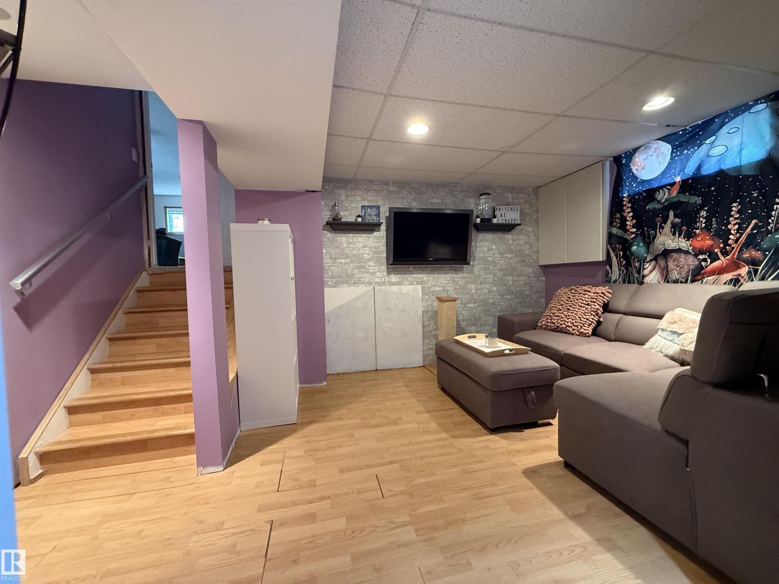 4118 46 ST - 42