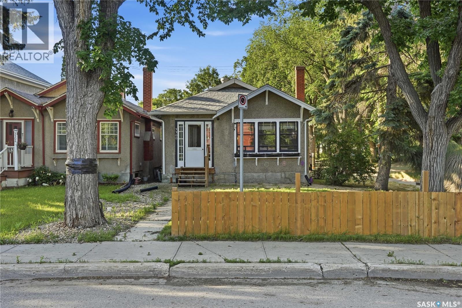 3300 Victoria AVENUE - 1