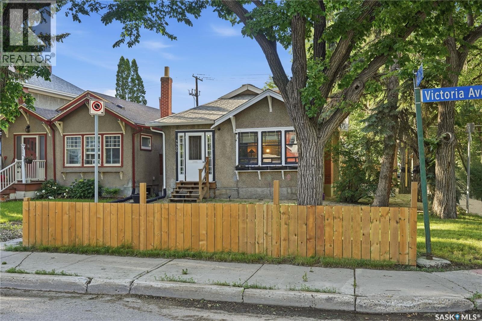 3300 Victoria AVENUE - 2