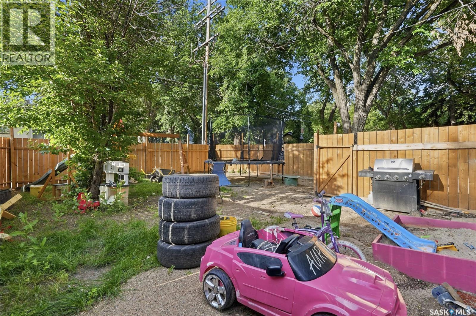 3300 Victoria AVENUE - 36
