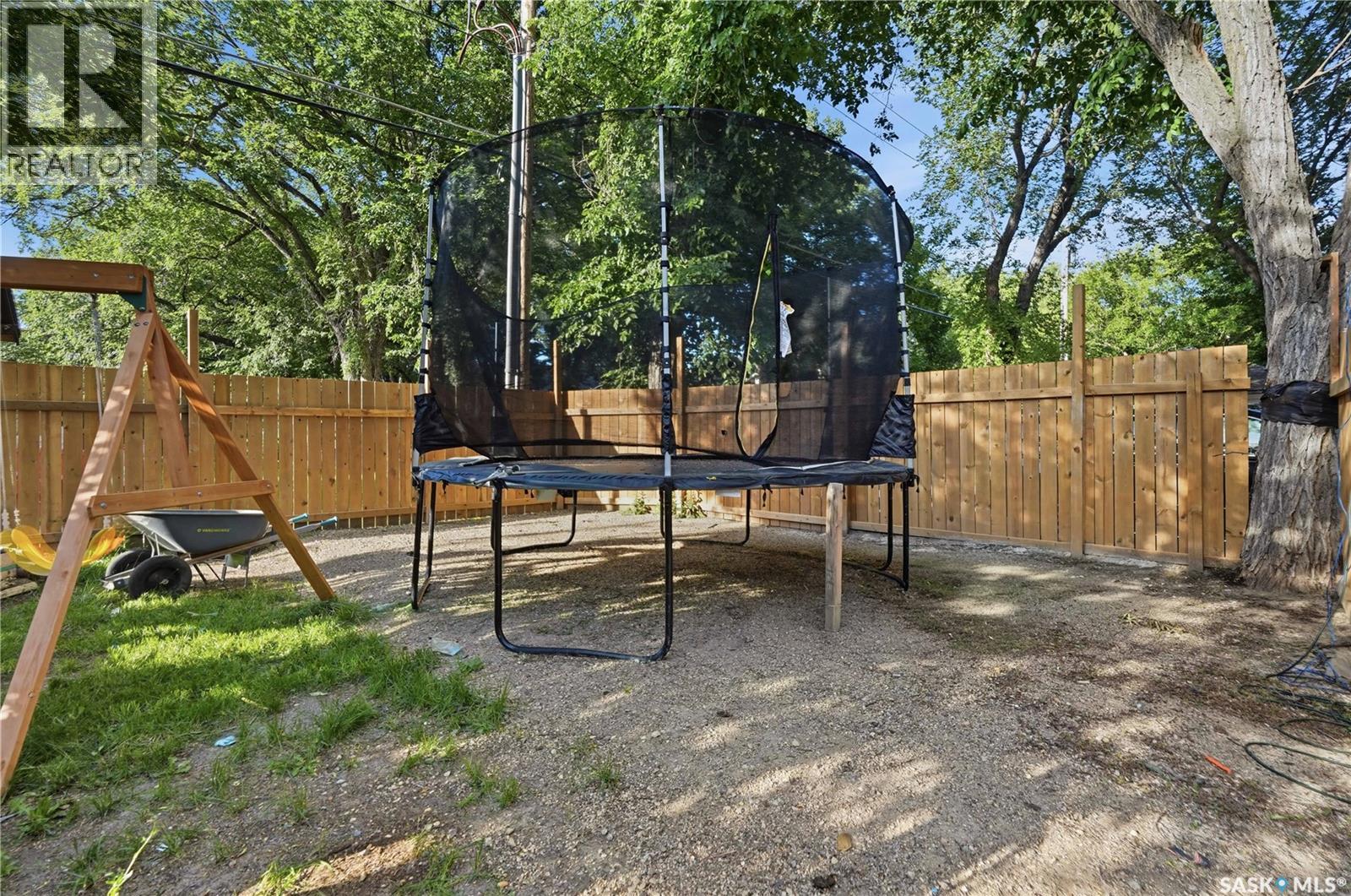 3300 Victoria AVENUE - 37