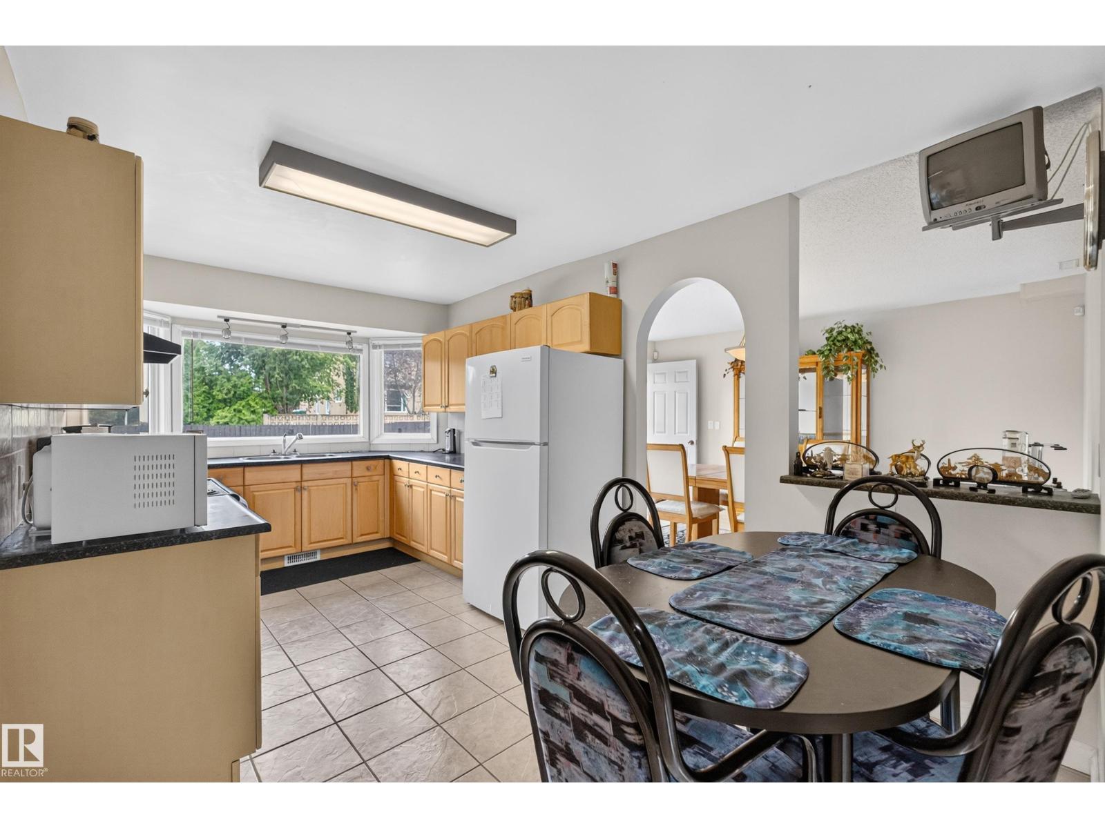 3841 62 ST NW - 22