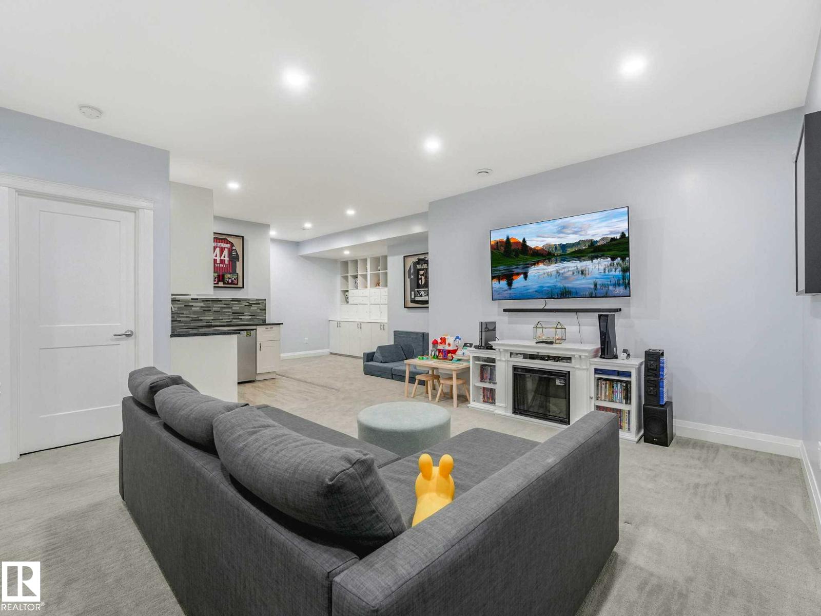 9330 83 ST NW - 43