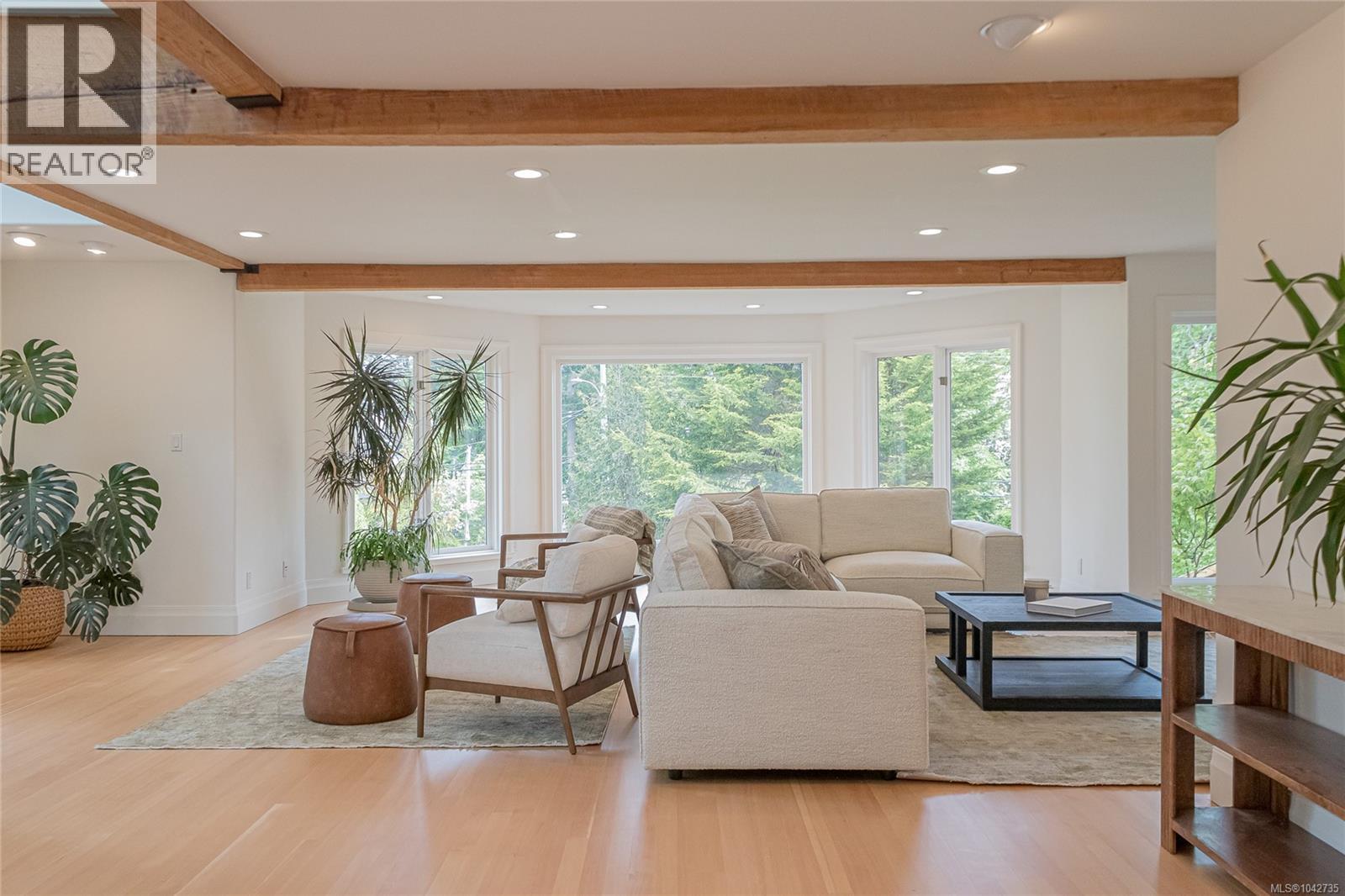 4906 Cordova Bay Rd - 10