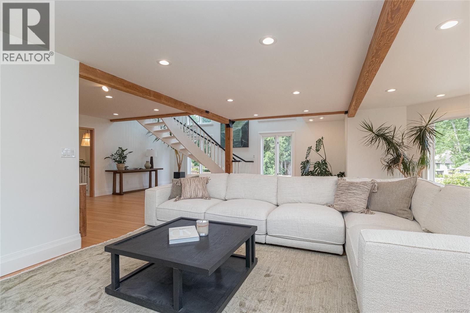 4906 Cordova Bay Rd - 11