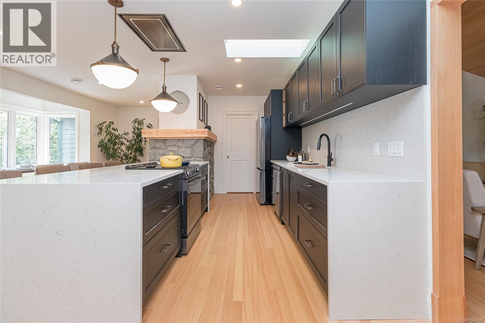 4906 Cordova Bay Rd - 21