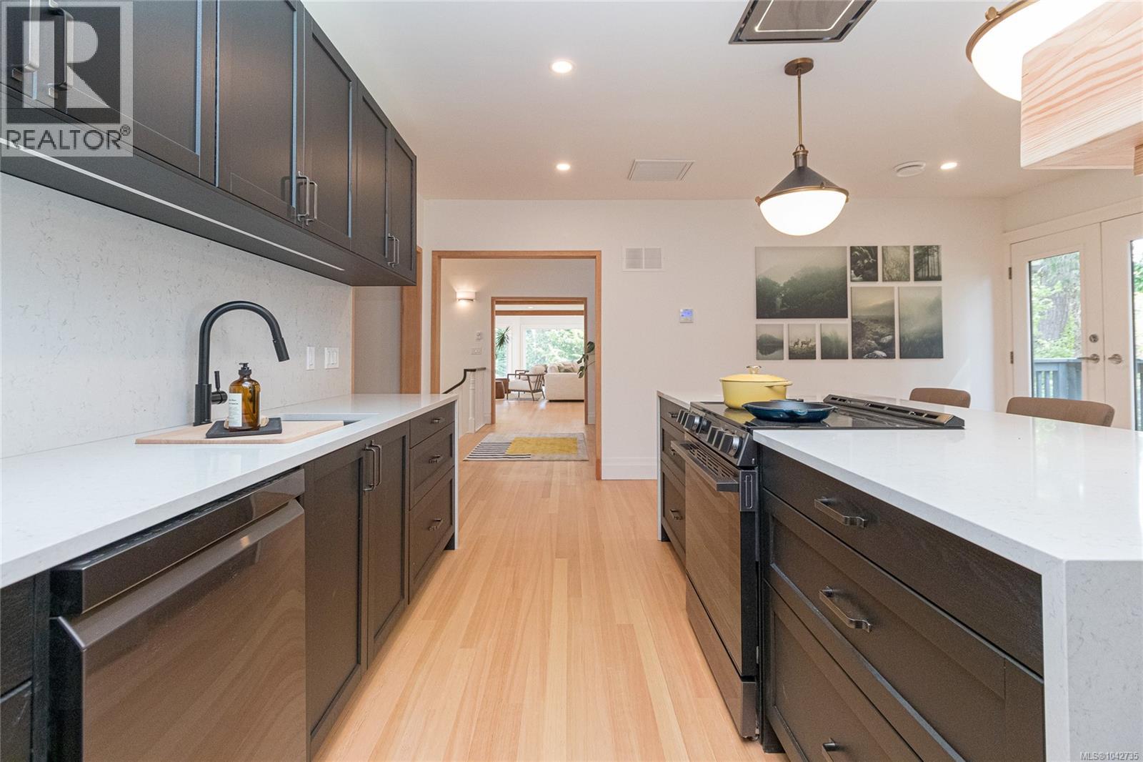 4906 Cordova Bay Rd - 22