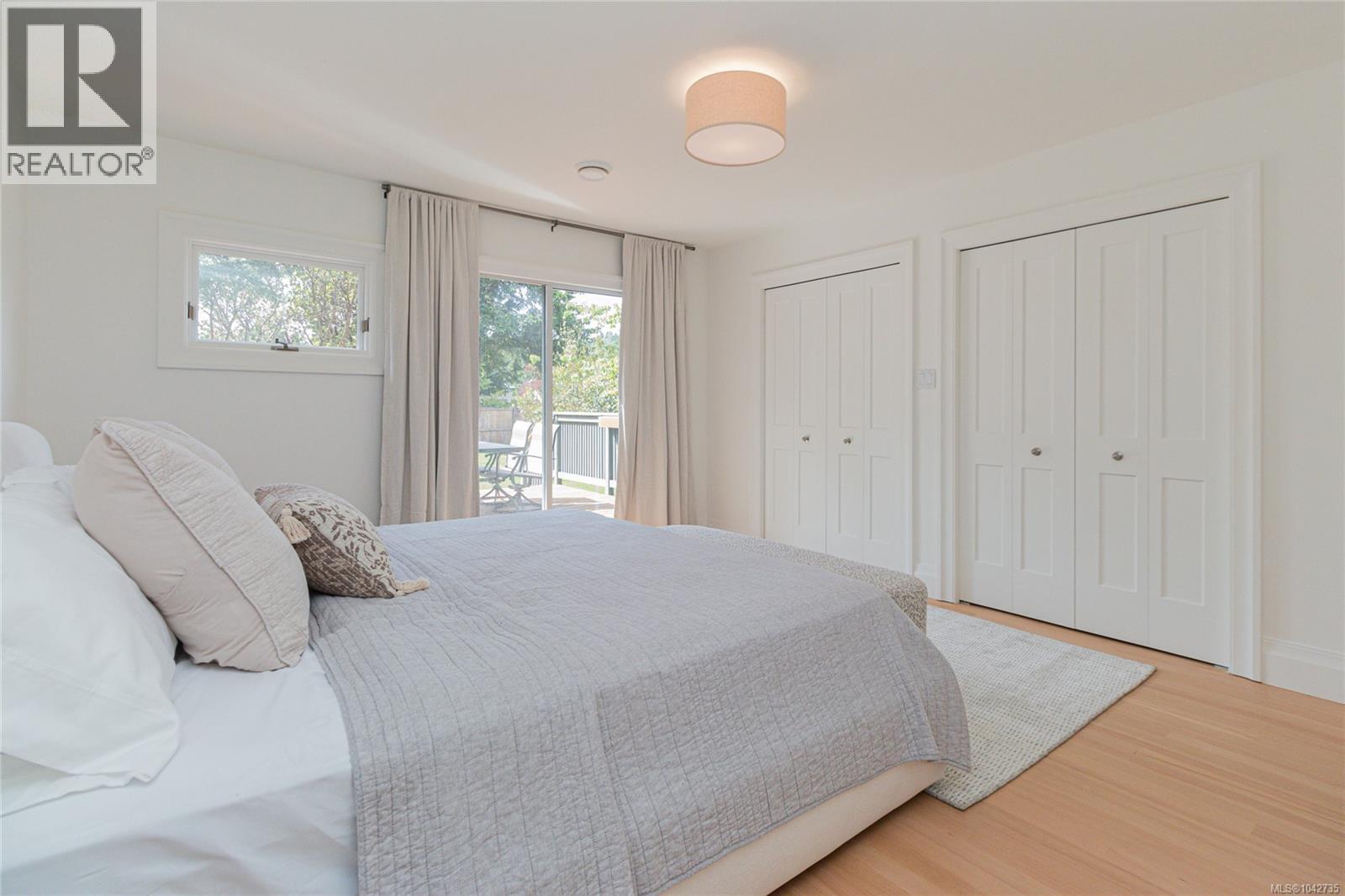 4906 Cordova Bay Rd - 27