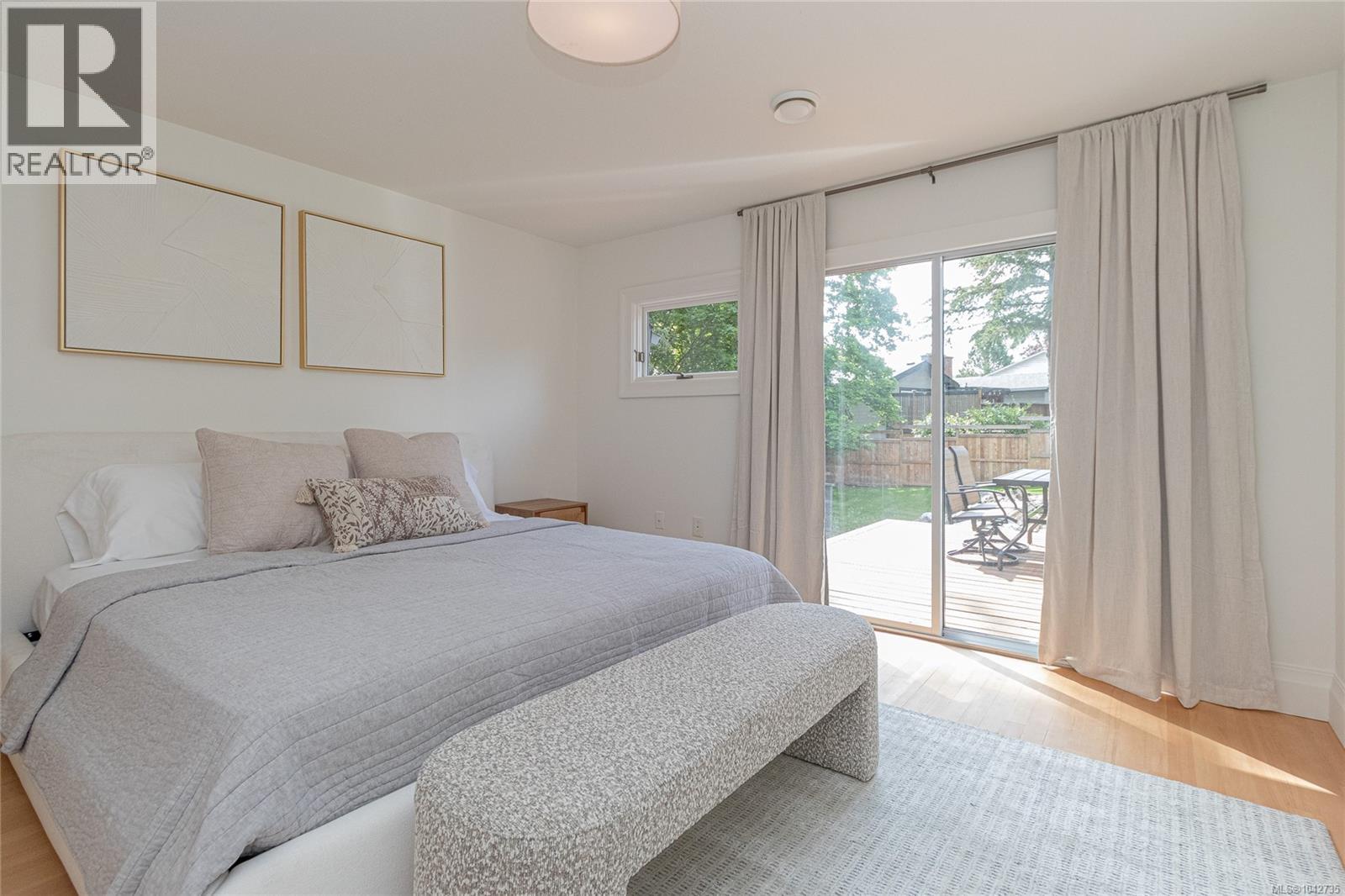 4906 Cordova Bay Rd - 28