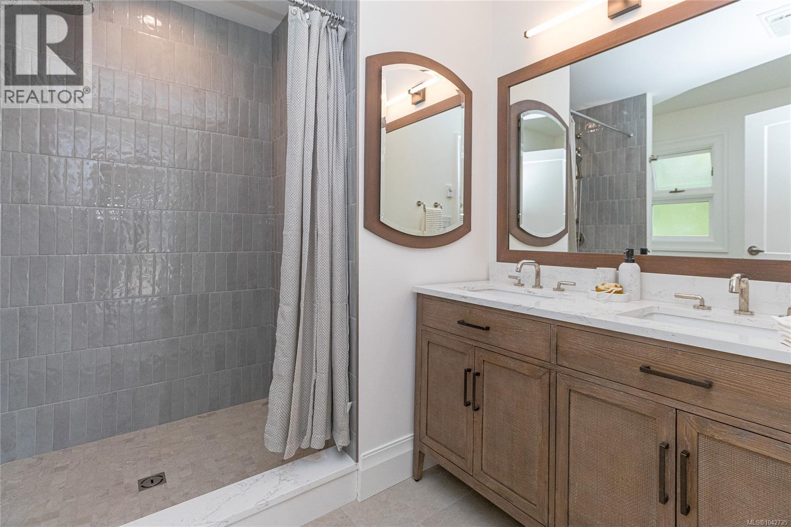 4906 Cordova Bay Rd - 31