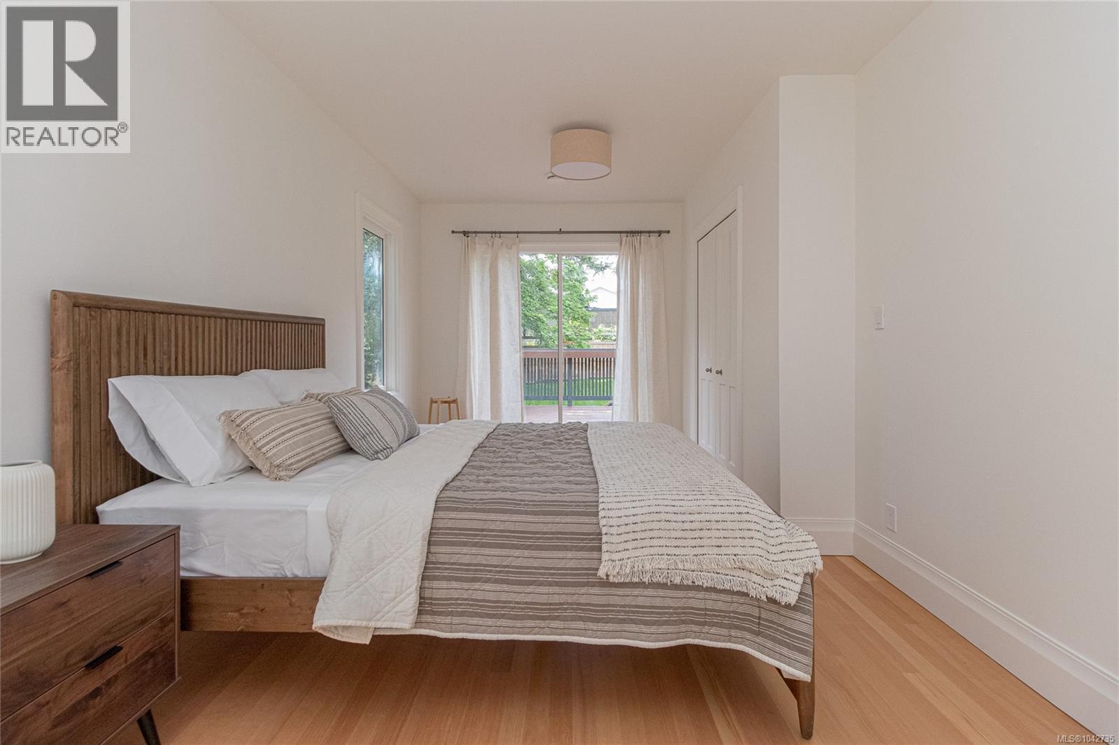 4906 Cordova Bay Rd - 32