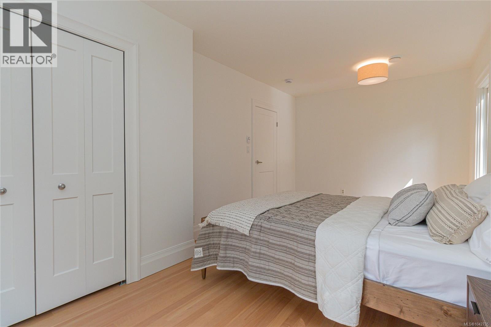 4906 Cordova Bay Rd - 33
