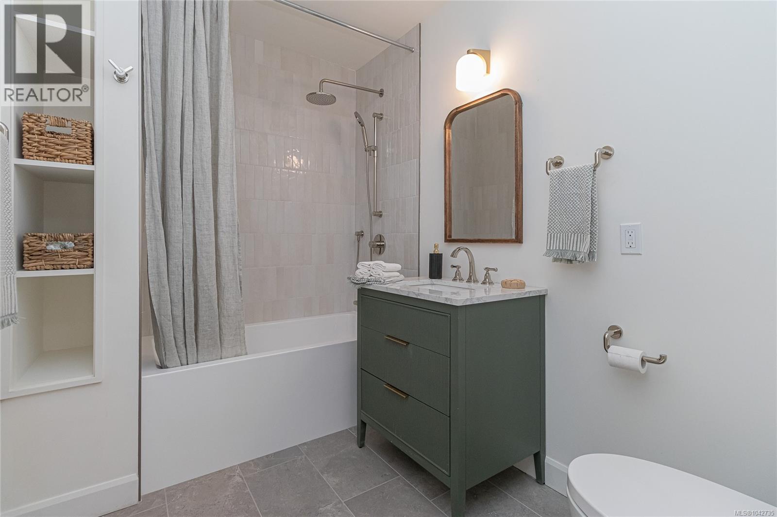 4906 Cordova Bay Rd - 34