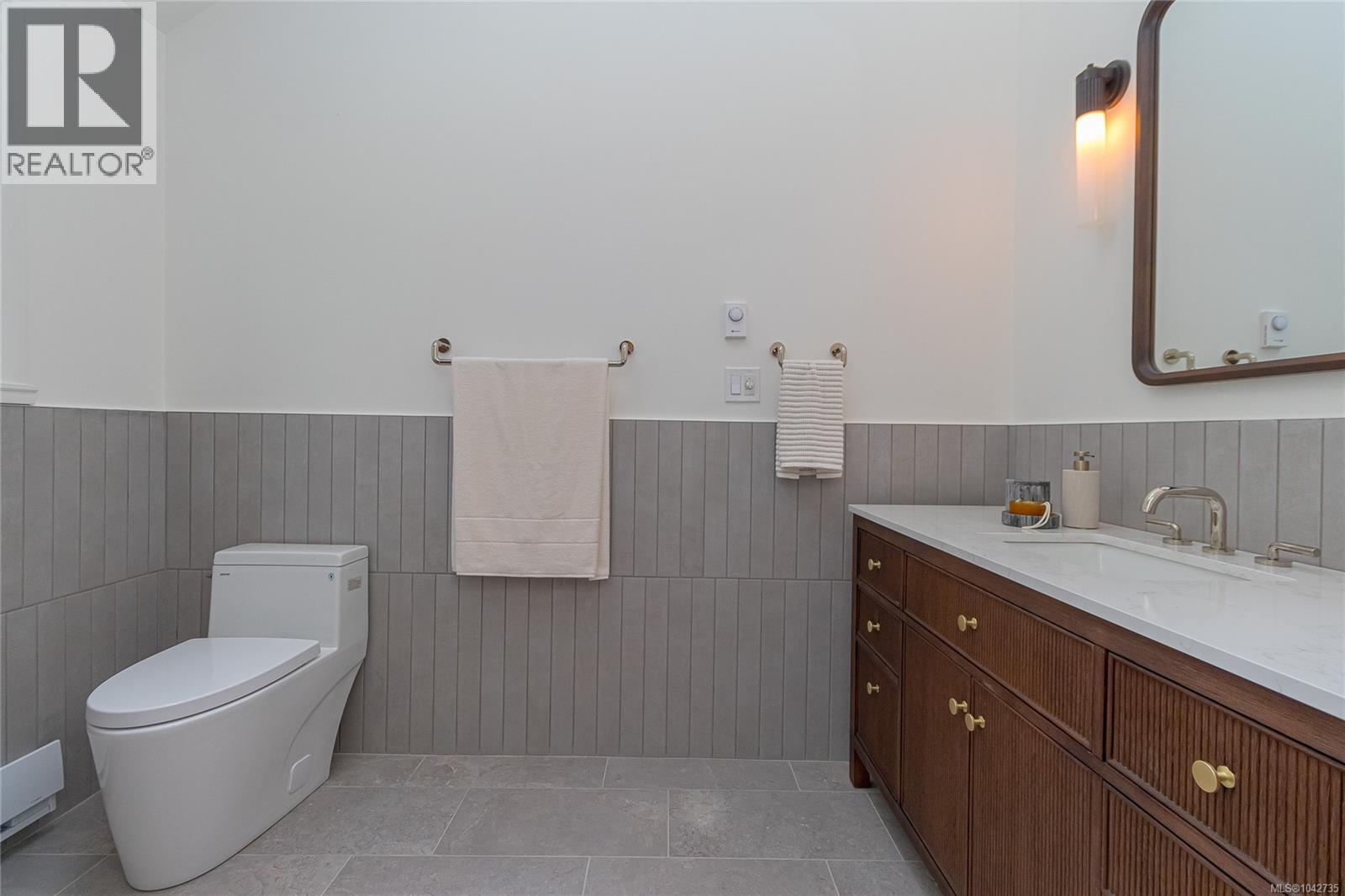 4906 Cordova Bay Rd - 37