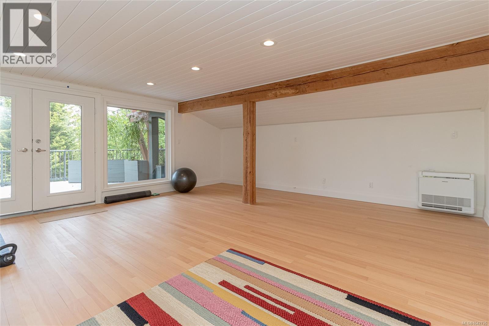 4906 Cordova Bay Rd - 38