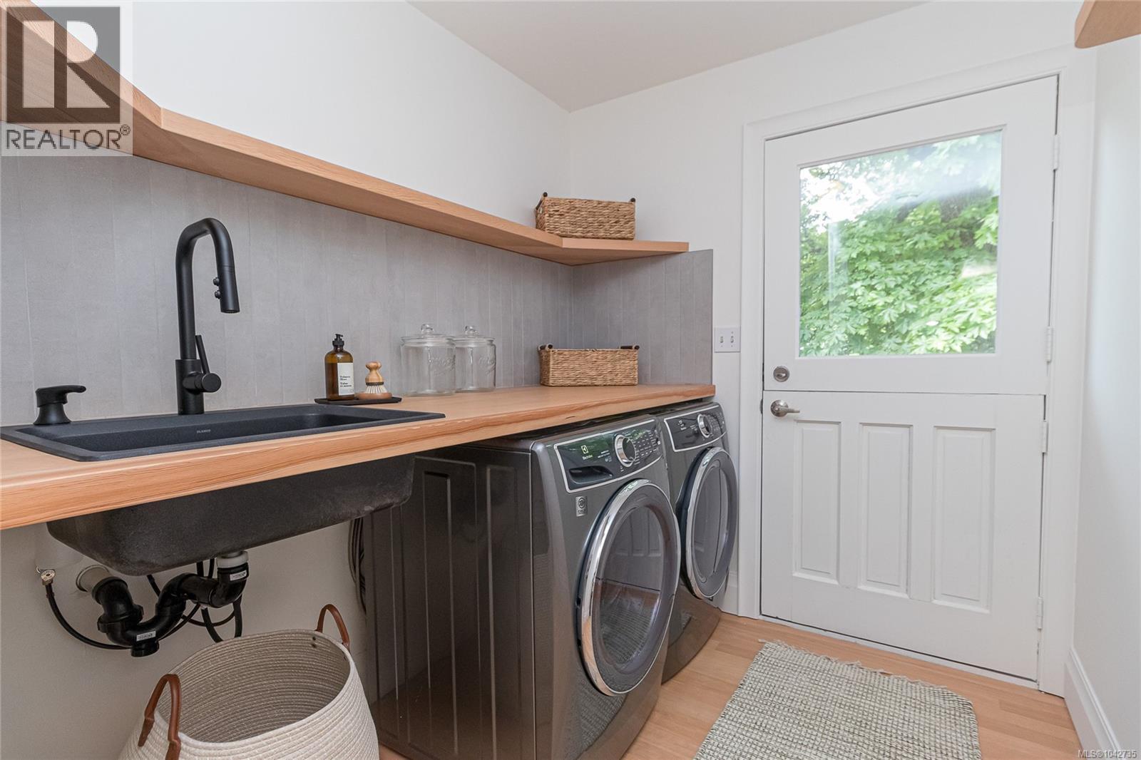 4906 Cordova Bay Rd - 40