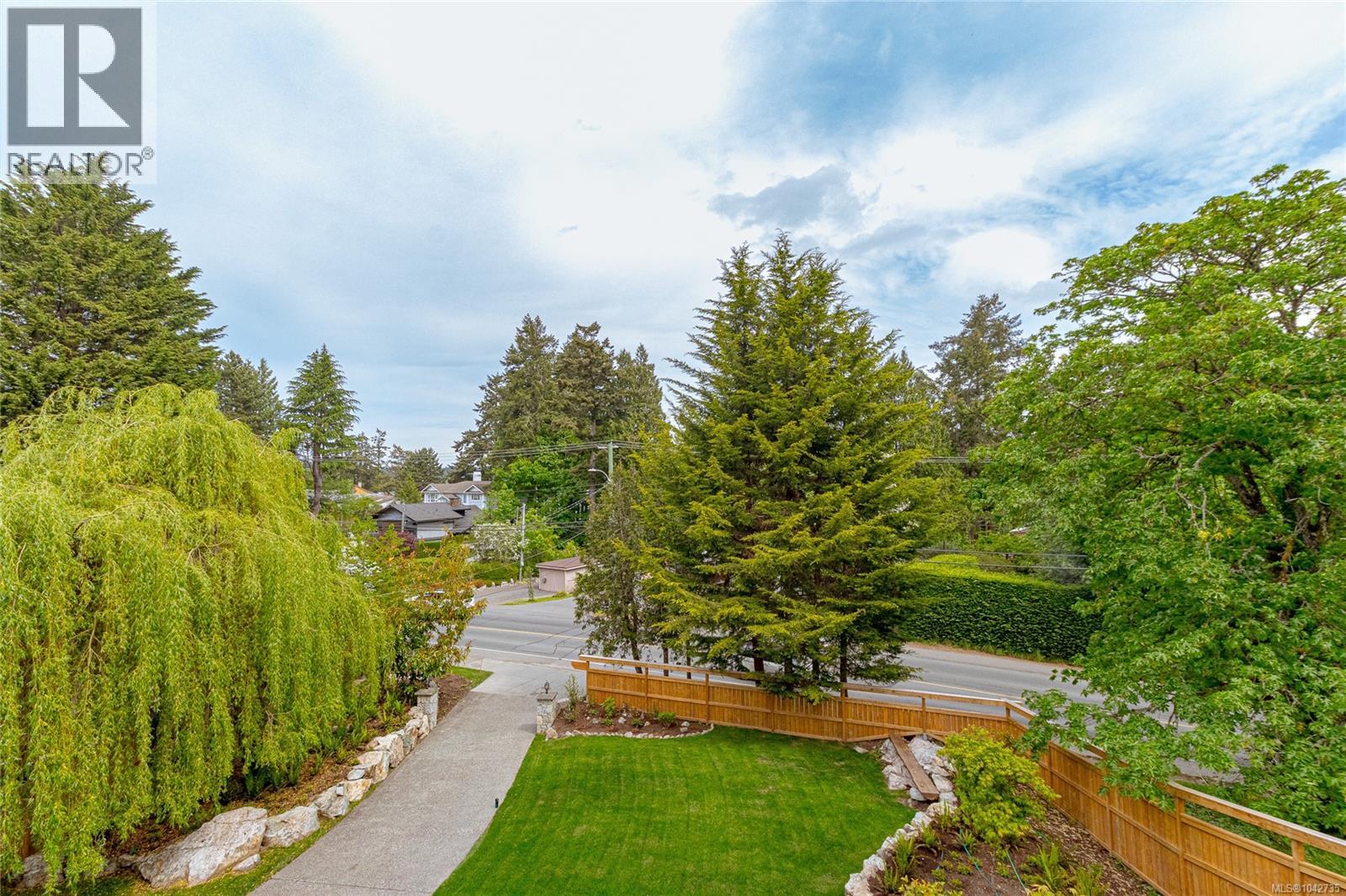 4906 Cordova Bay Rd - 47