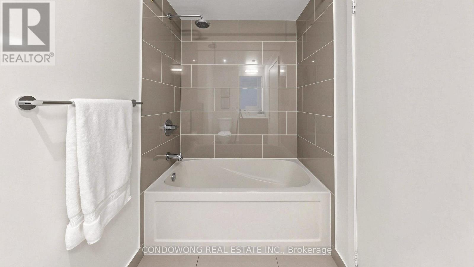 #4905 100 HARBOUR STREET - 20