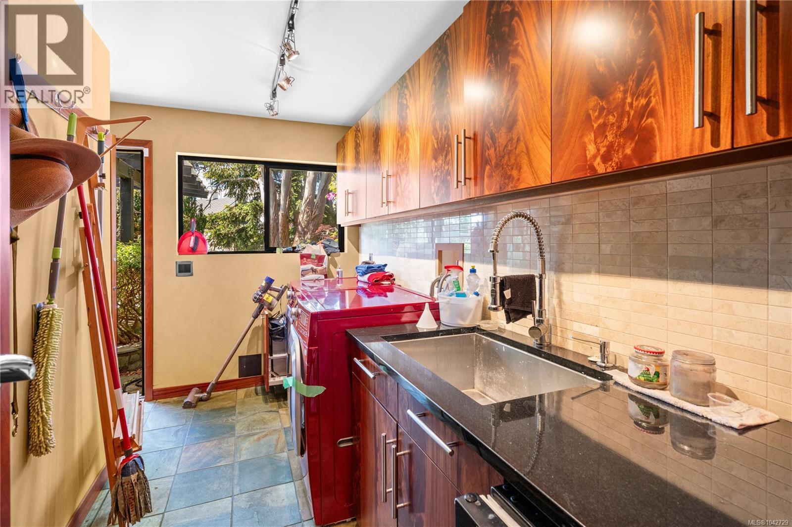 314 Bessborough Ave - 47