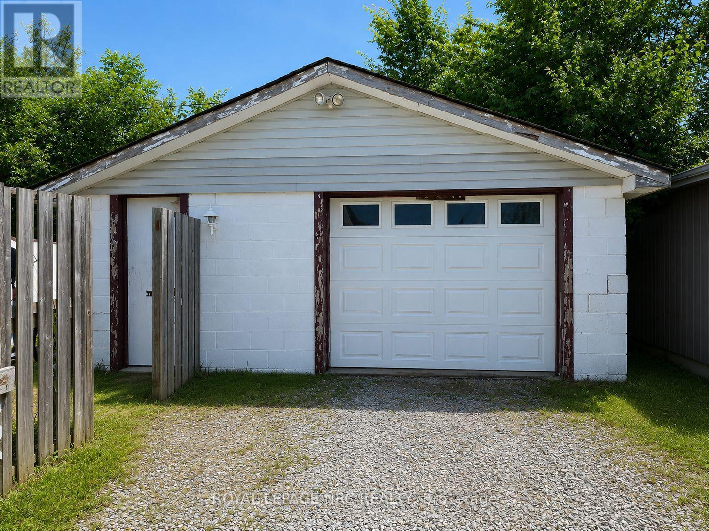 135 MCARTHUR AVENUE - Image 4