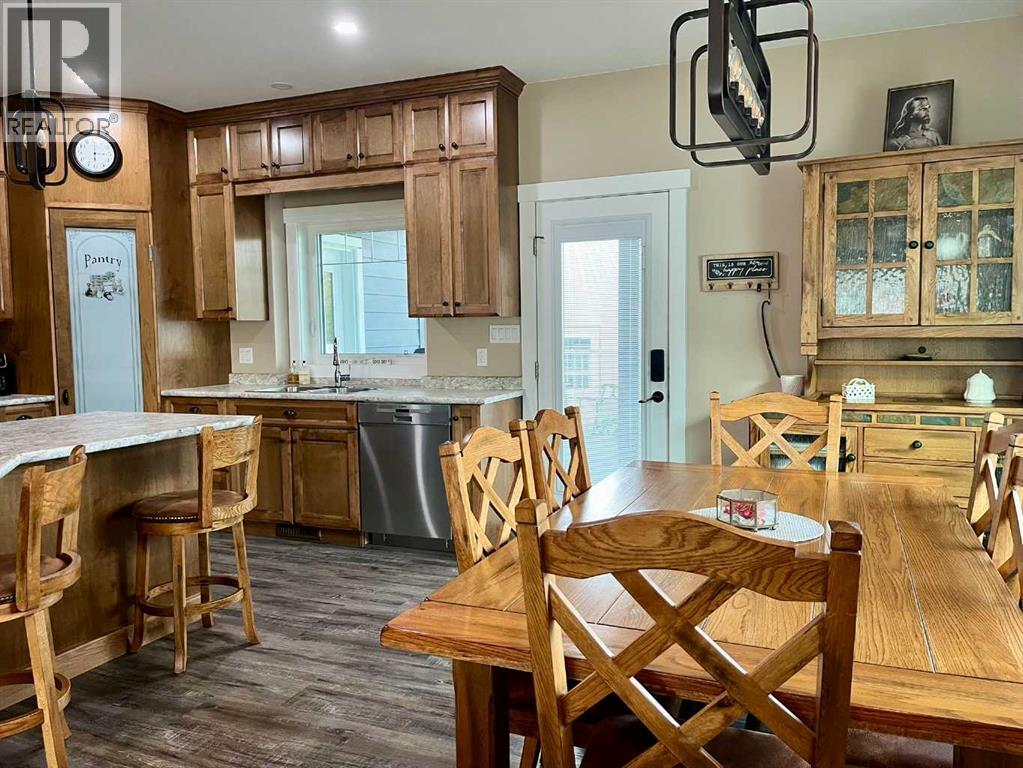 5132 54 Avenue - 9