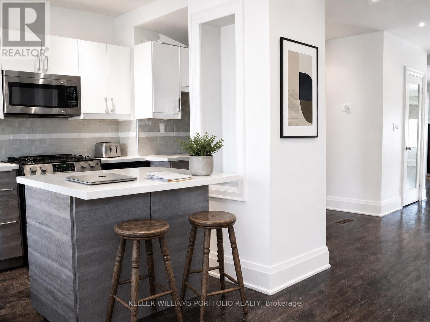 Centre island in kitchen