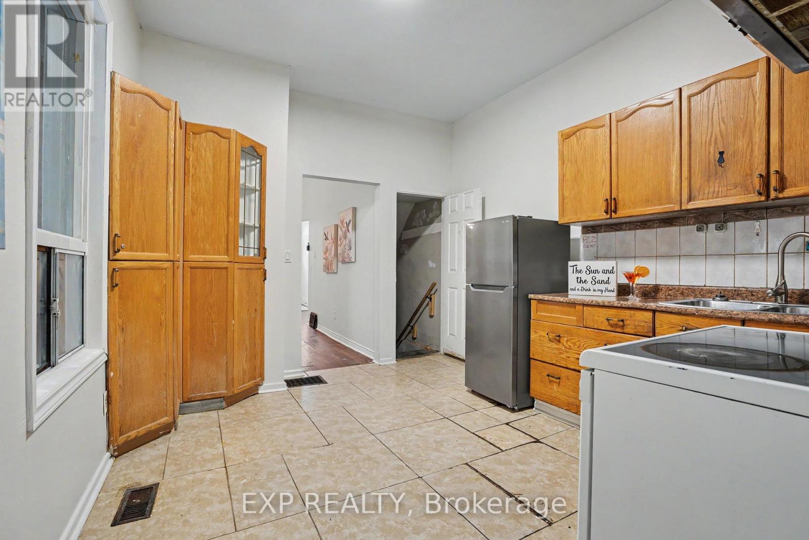 52 CATHCART STREET - 12