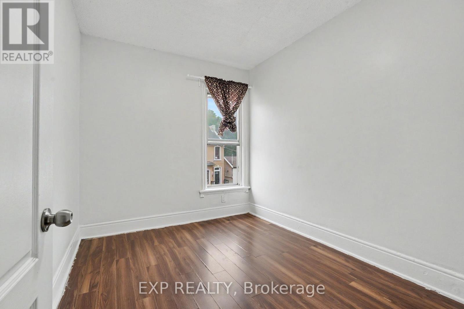 52 CATHCART STREET - 17