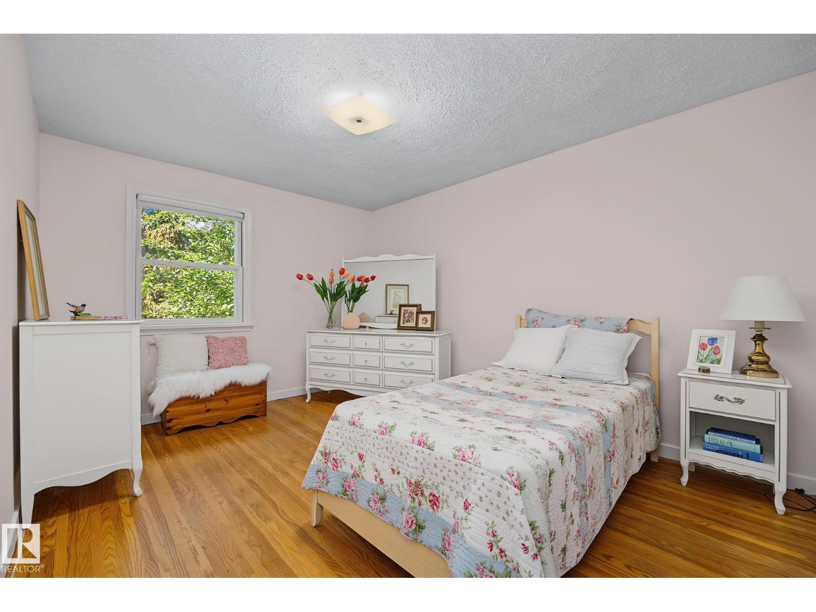 9516 146 ST NW - 29