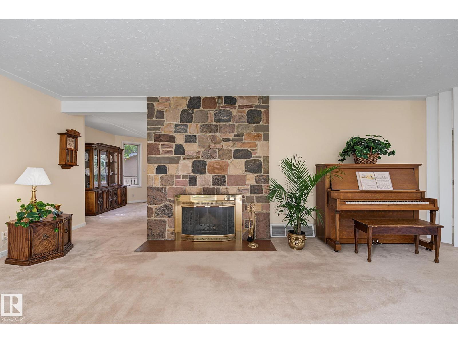 9516 146 ST NW - 7