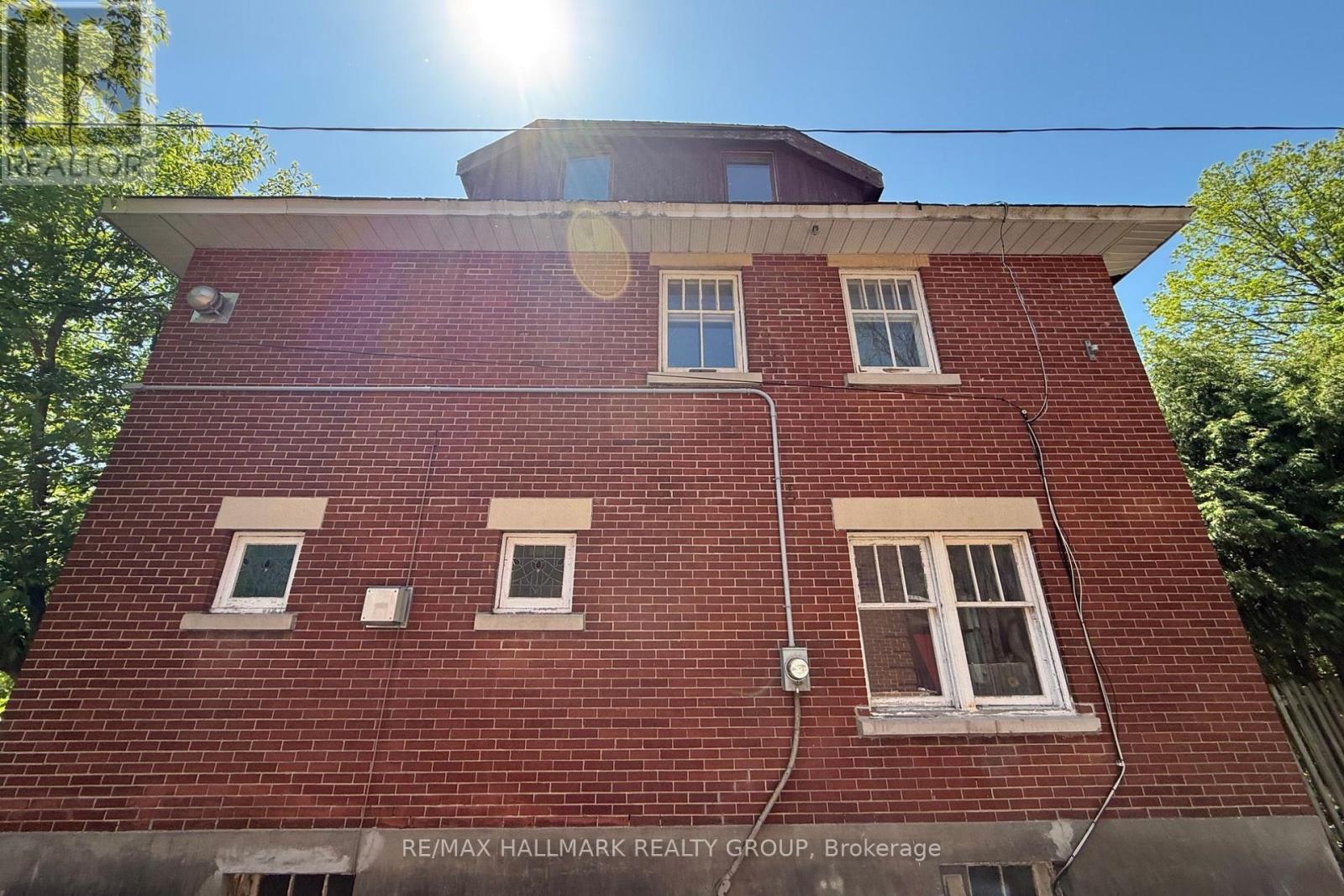 142 CLARENDON AVENUE - 3
