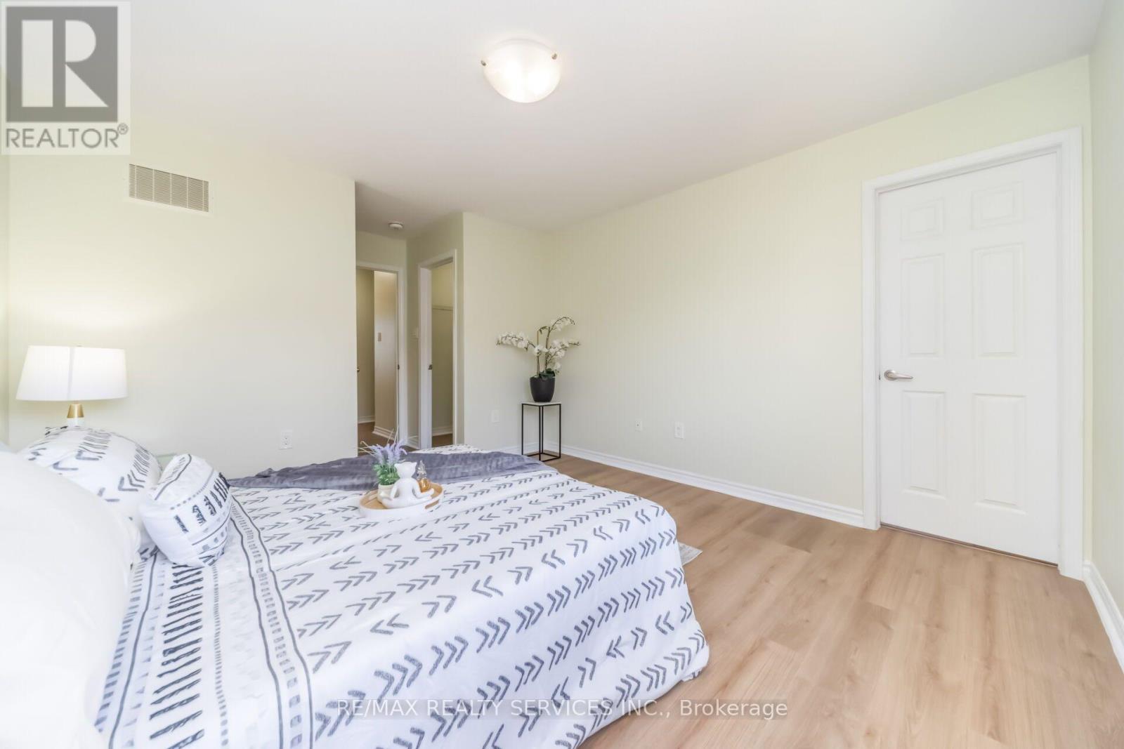 39 BAYCLIFFE CRESCENT - 27