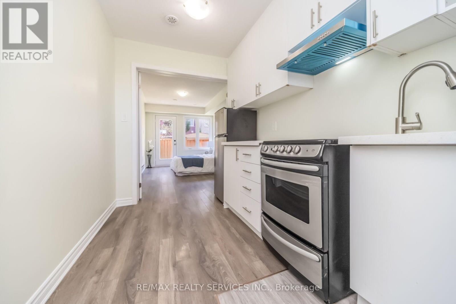 39 BAYCLIFFE CRESCENT - 34