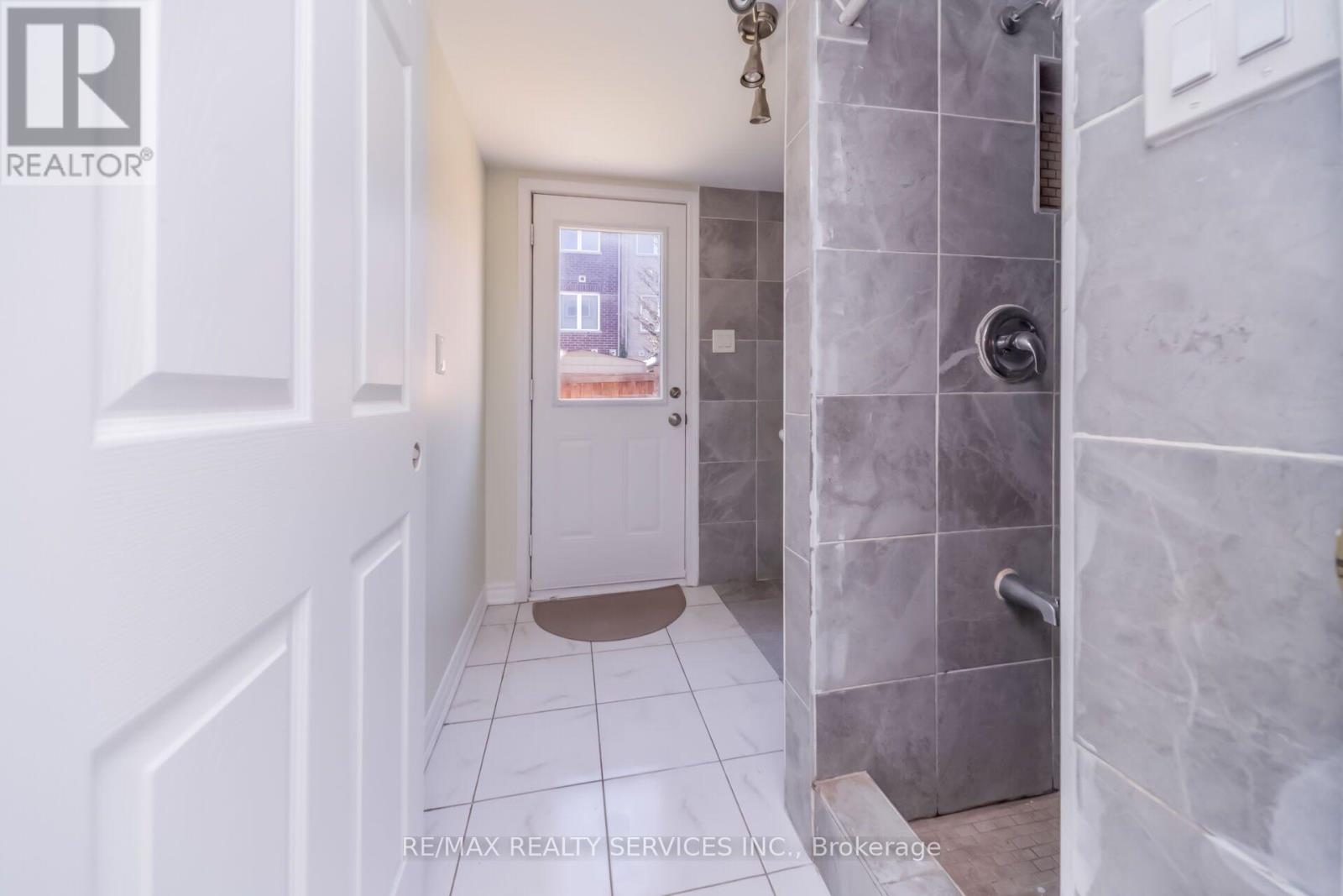 39 BAYCLIFFE CRESCENT - 41