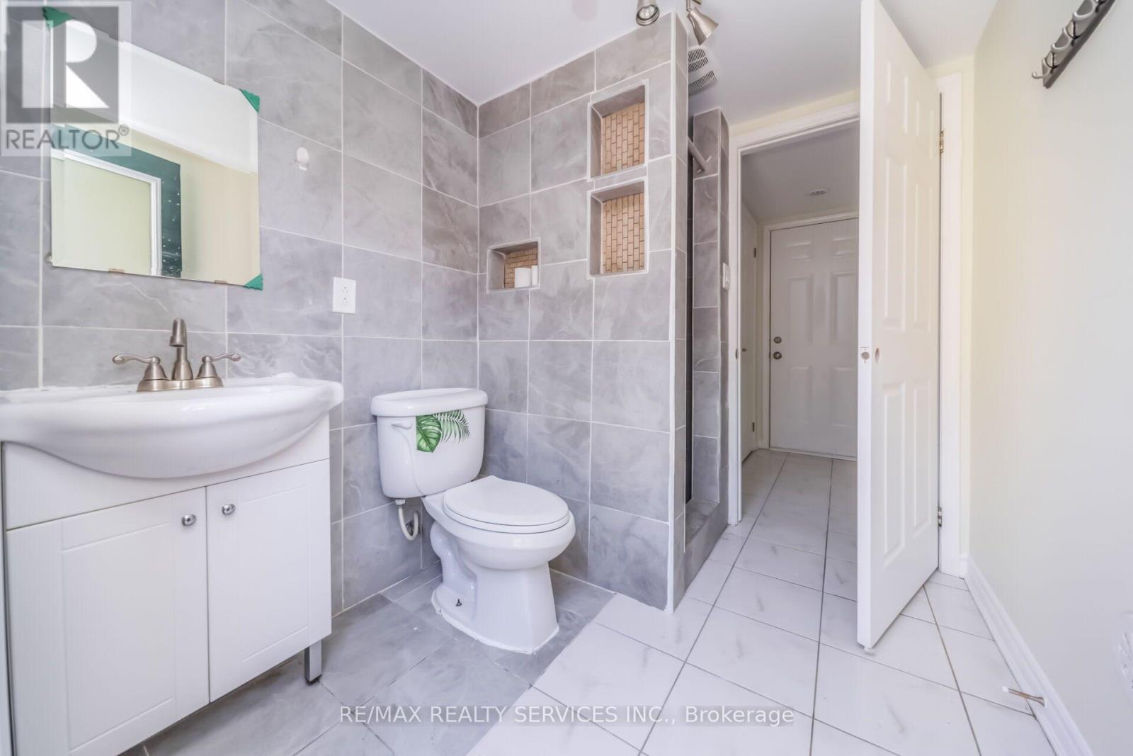39 BAYCLIFFE CRESCENT - 42