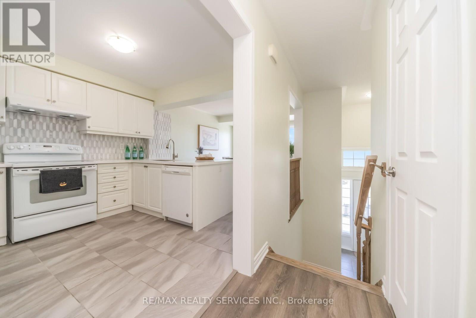 39 BAYCLIFFE CRESCENT - 8
