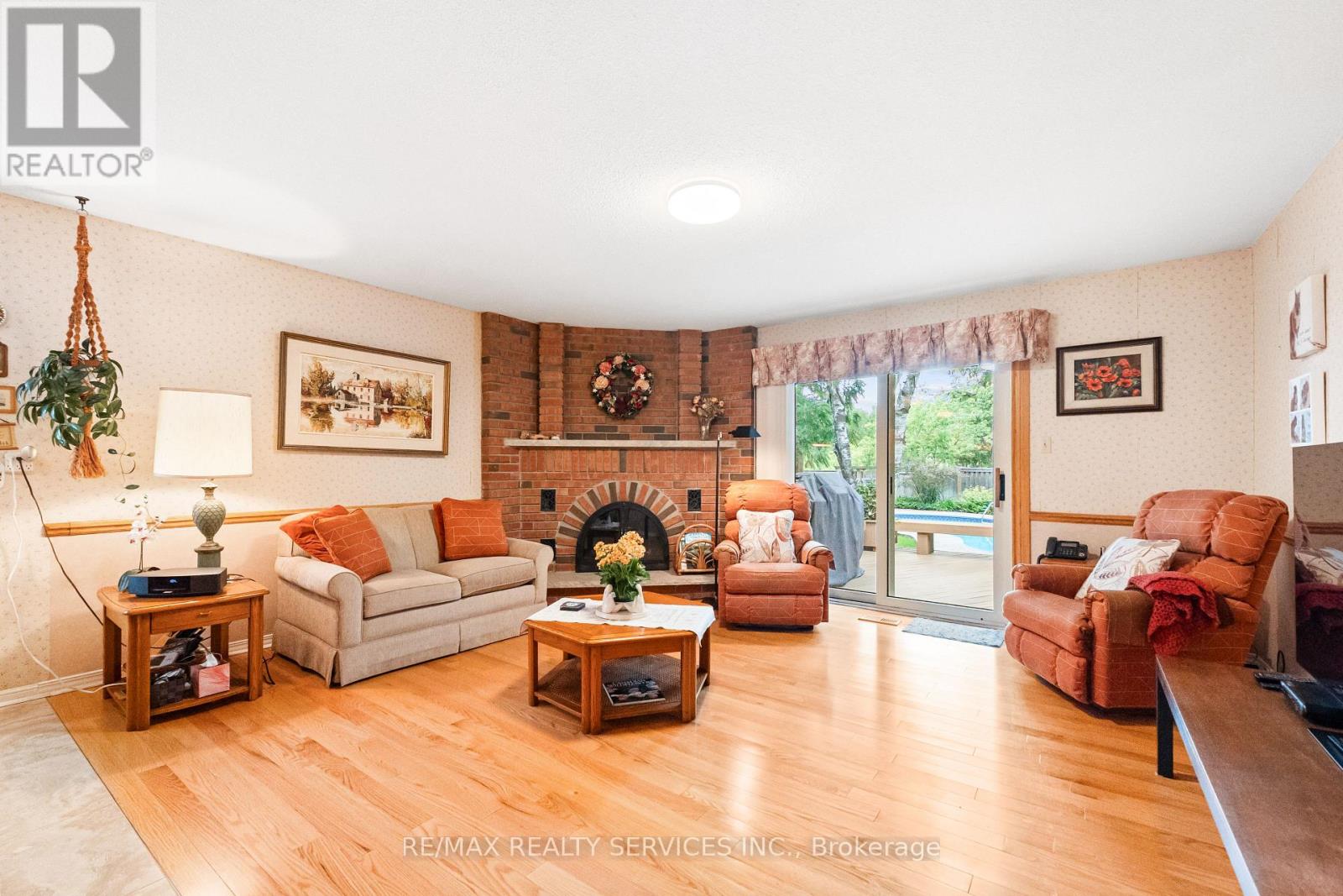 22 OLDHAM CRESCENT - 10