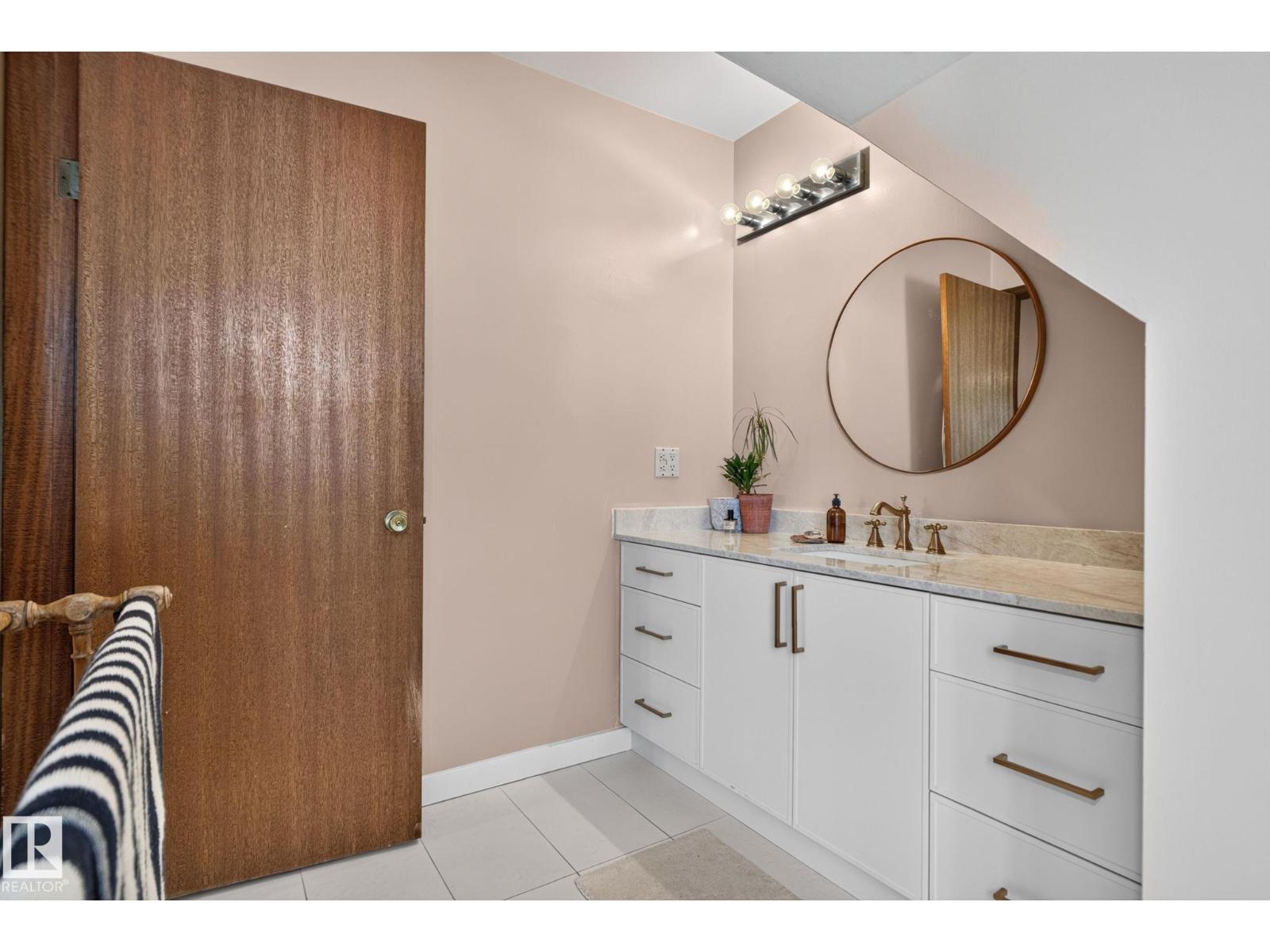 7819 22 AV NW - 23