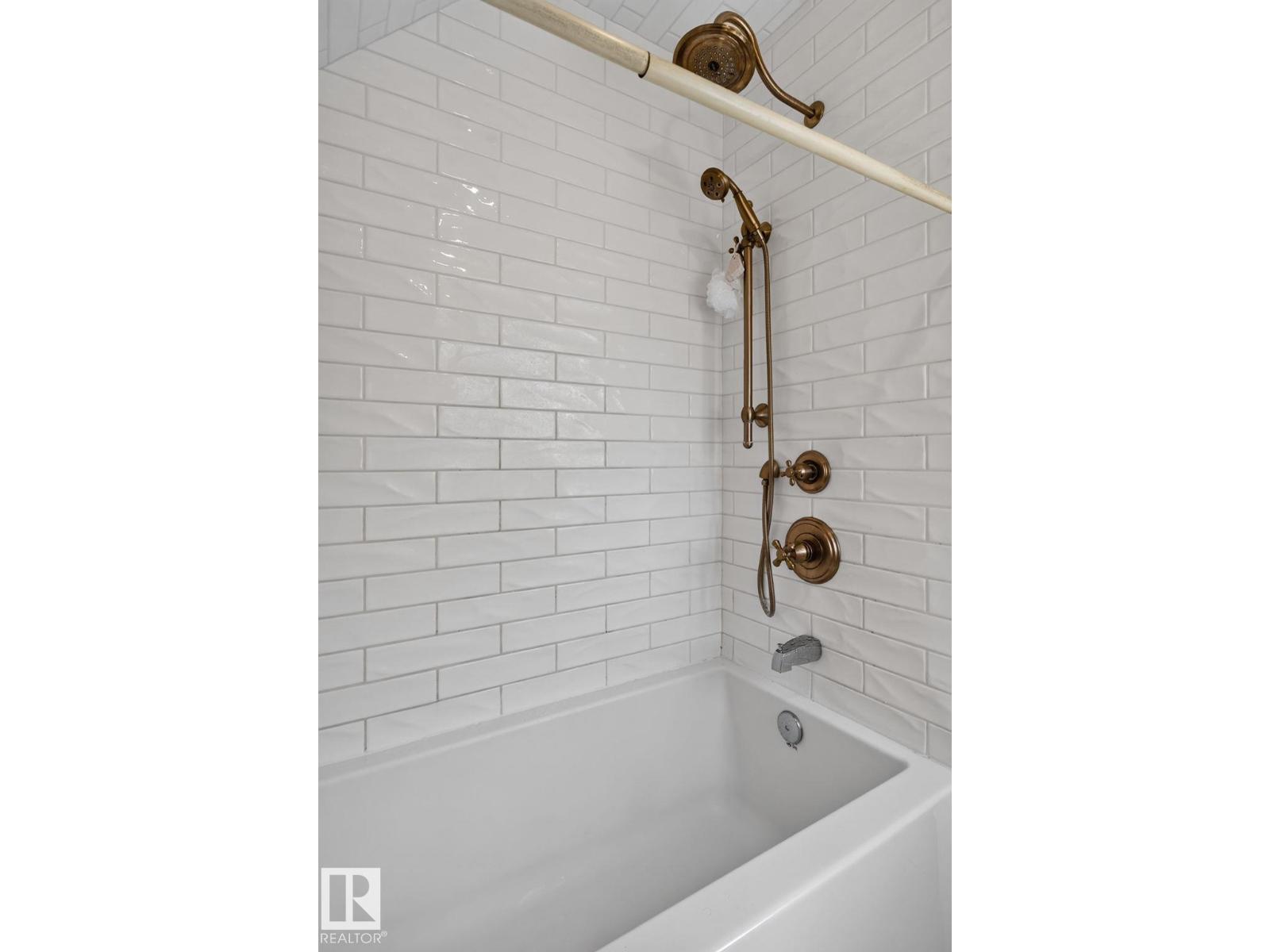 7819 22 AV NW - 25