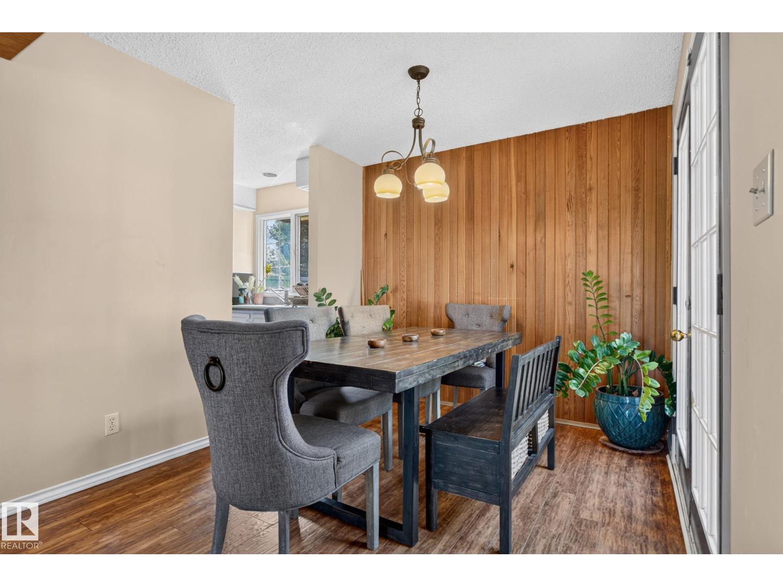 7819 22 AV NW - 9