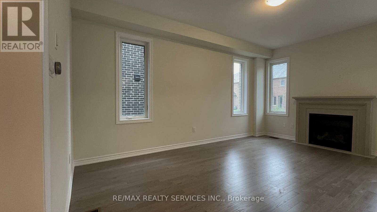 10 MOLNAR CRESCENT - 10