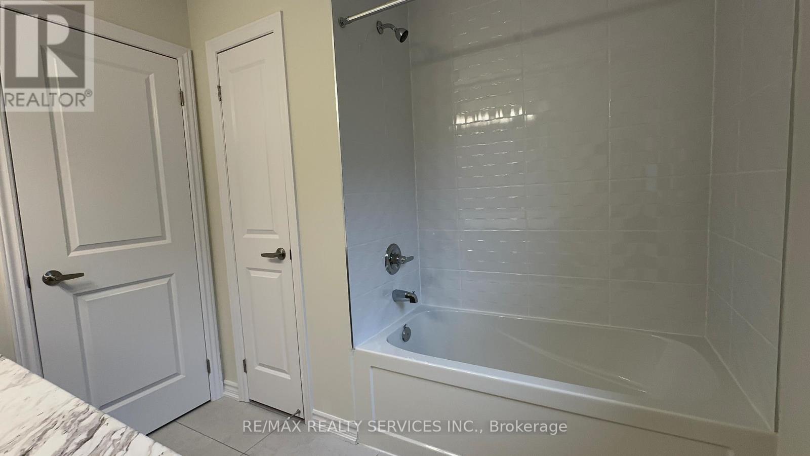 10 MOLNAR CRESCENT - 23