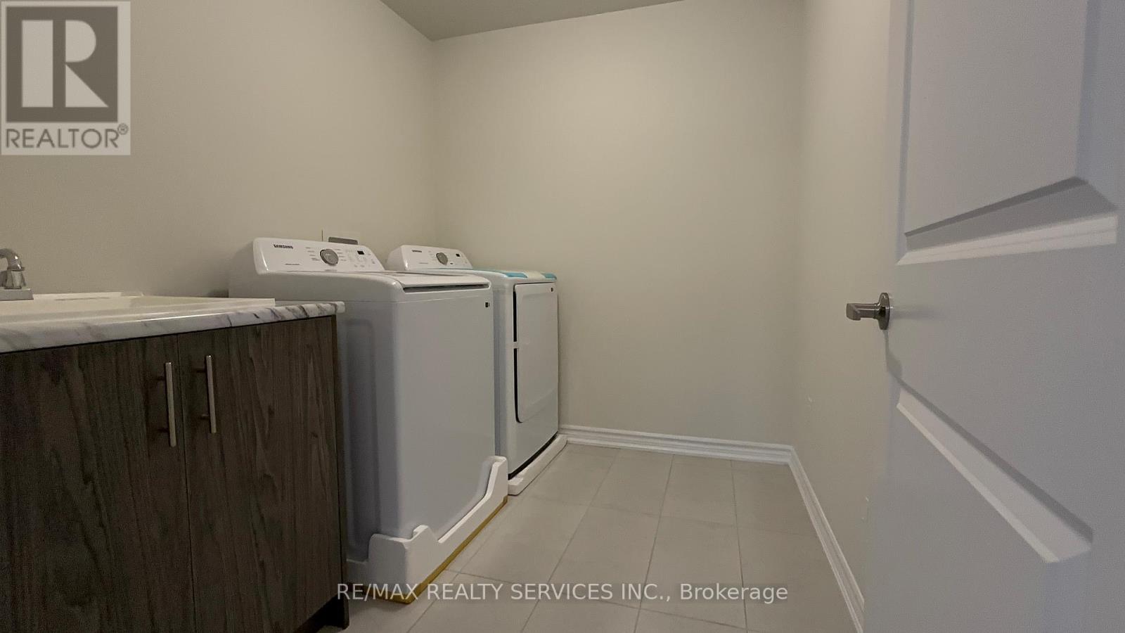 10 MOLNAR CRESCENT - 28
