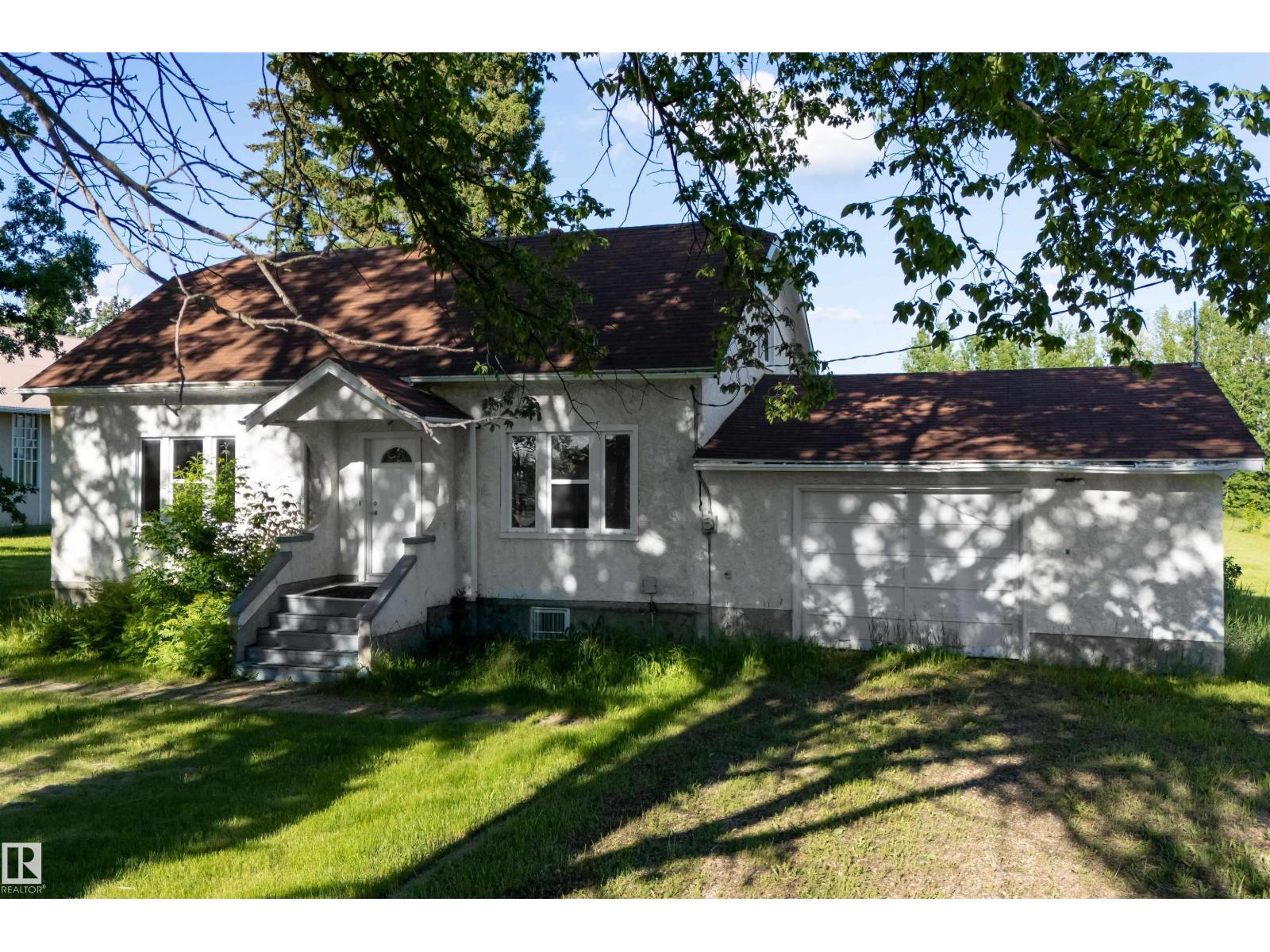 4904 49 ST - 1